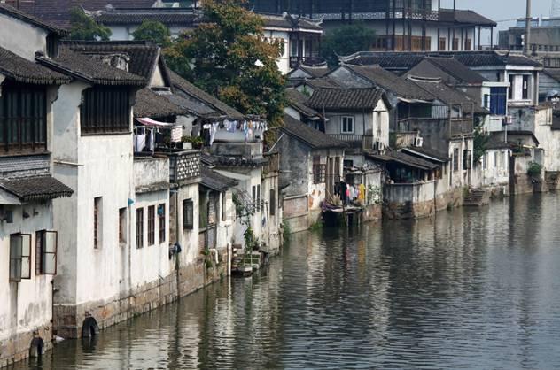 哈尔滨一男子自制迷你冰雕免费送出：平均一天送200个，本地人也可以拿